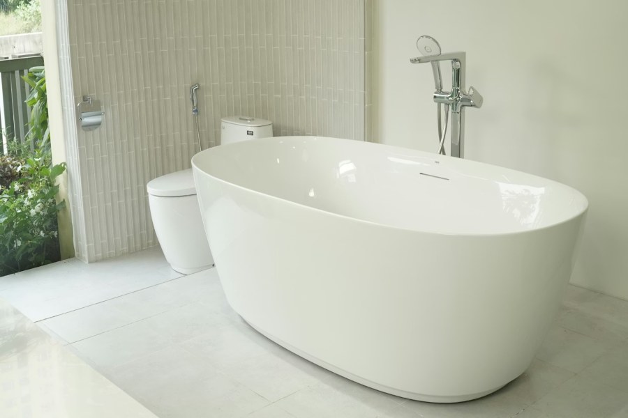 Why a White Bathtub Adds Timelessness to Bathroom Renovation?